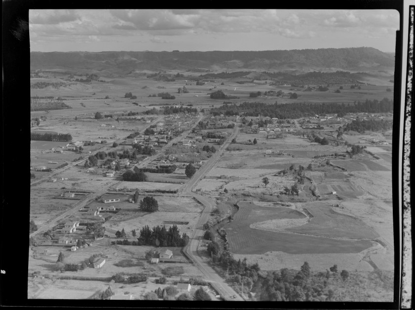 1951 23256507 Ohakune towards Clyde St - Kirk