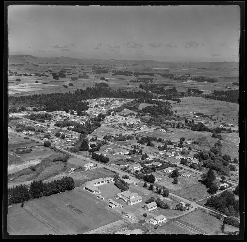 1957 32051265 Ohakune from Tainui St - Kirk